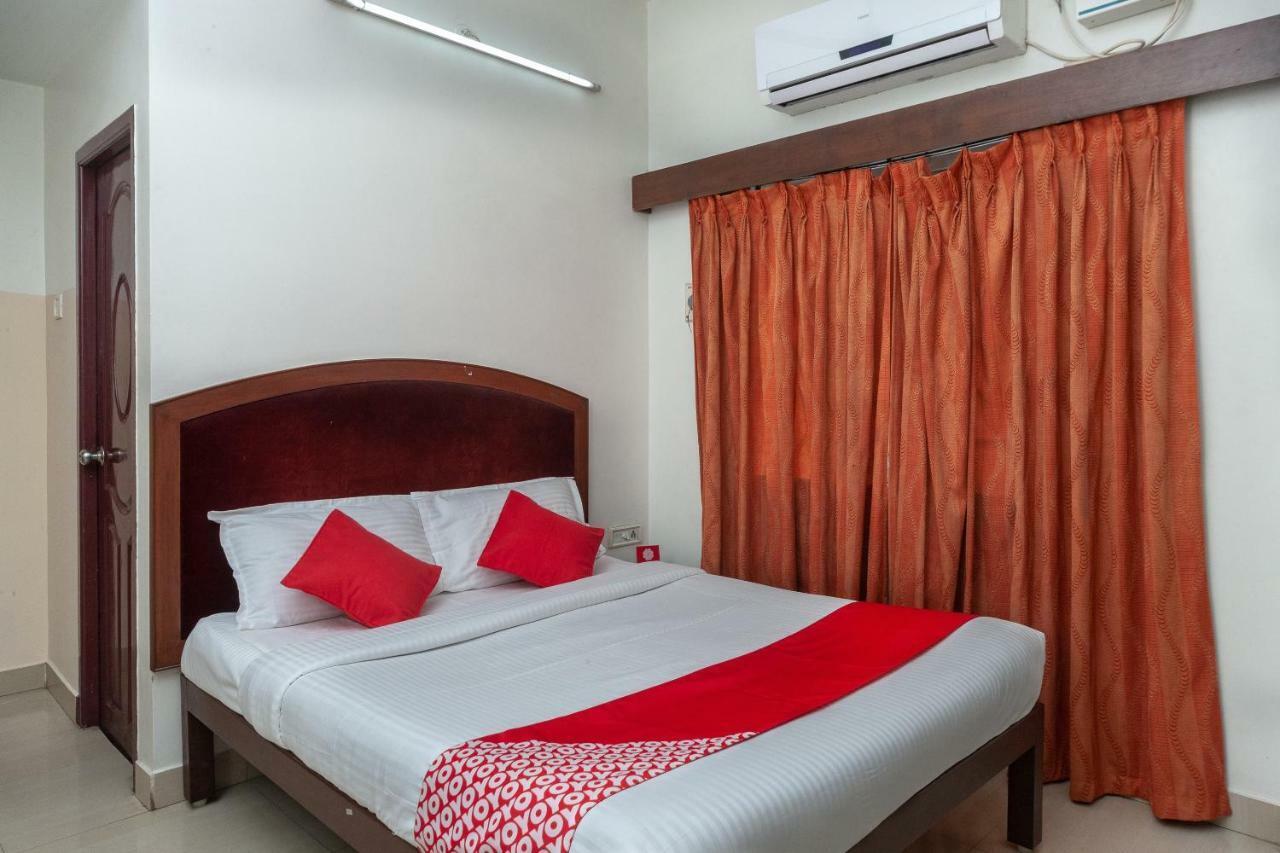 Hotel Oyo 8410 Rajeswari Tower 3*